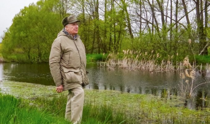 Dr. Peter Hummitzsch 2010 am neu geschaffenen „Weißstorch“-Kleingewässer in der Seifenbach-Aue (im Moritzburger Teichgebiet) – Foto: Ina Ebert