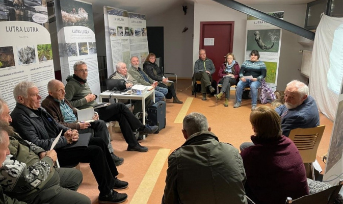 Dr. Peter Hummitzsch (Mitte links) im Kreise seiner NABU Fachgruppe im „Roten Haus“ am NSG Dippelsdorfer Teich 2022 – Foto: Jan Schimkat