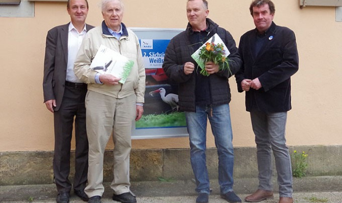 Dr. Peter Hummitzsch (2. v. l.) nach der Auszeichnung mit der Goldenen Ehrennadel 2016 am Rande der sächsischen Weißstorchtagung des NABU. Links im Bild Jan Schimkat, 3. v. l. Uwe Seidel (Weißstorchbetreuer für die Region Leipzig), 4. v. l. Bernd Heinitz (ehem. NABU-Landesvorsitzender). – Foto: Ina Ebert