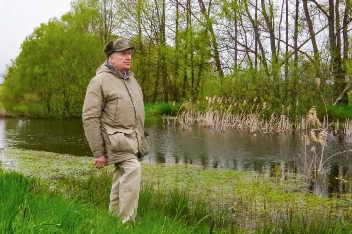 Dr. Peter Hummitzsch 2010 am neu geschaffenen „Weißstorch“-Kleingewässer in der Seifenbach-Aue (im Moritzburger Teichgebiet) – Foto: Ina Ebert