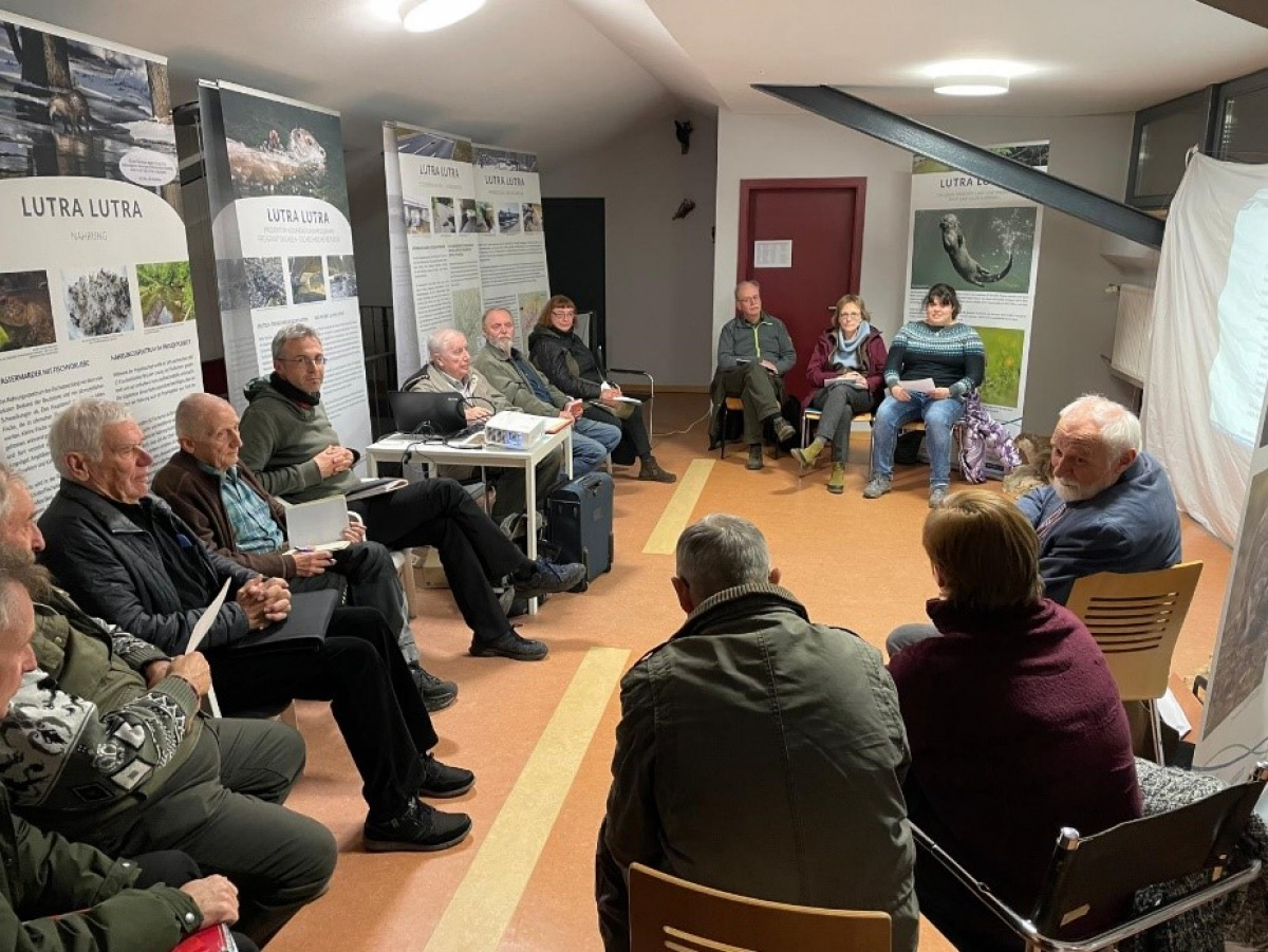 Dr. Peter Hummitzsch (Mitte links) im Kreise seiner NABU Fachgruppe im „Roten Haus“ am NSG Dippelsdorfer Teich 2022 – Foto: Jan Schimkat