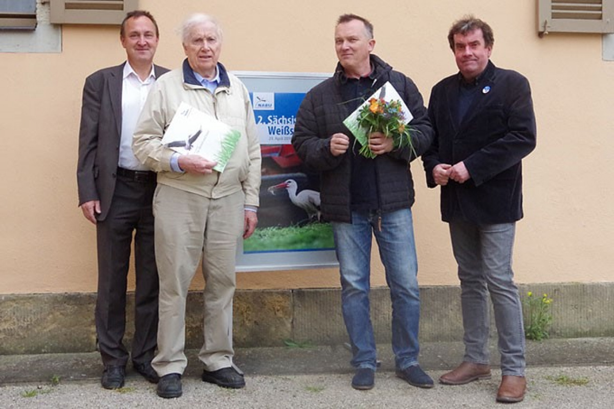 Dr. Peter Hummitzsch (2. v. l.) nach der Auszeichnung mit der Goldenen Ehrennadel 2016 am Rande der sächsischen Weißstorchtagung des NABU. Links im Bild Jan Schimkat, 3. v. l. Uwe Seidel (Weißstorchbetreuer für die Region Leipzig), 4. v. l. Bernd Heinitz (ehem. NABU-Landesvorsitzender). – Foto: Ina Ebert