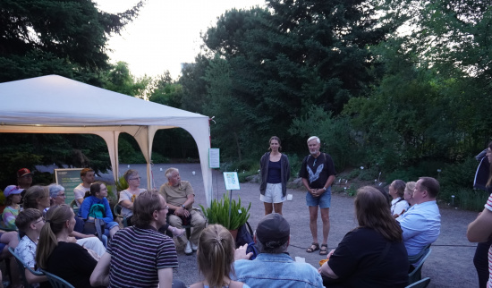 Zahlreiche Besucher*innen interessierten sich für die Fledermäuse im Botanischen Garten. Foto: Angelika Stolzenburg